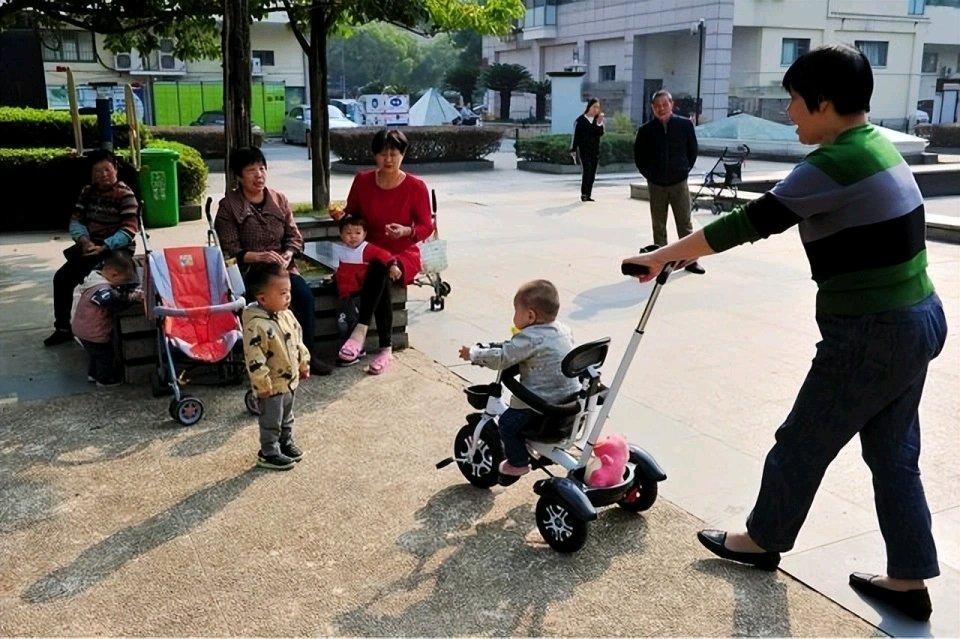 现在好多年轻人希望外公外婆帮忙带孩子，原因有三。其一，子女少，父母清闲。90、9