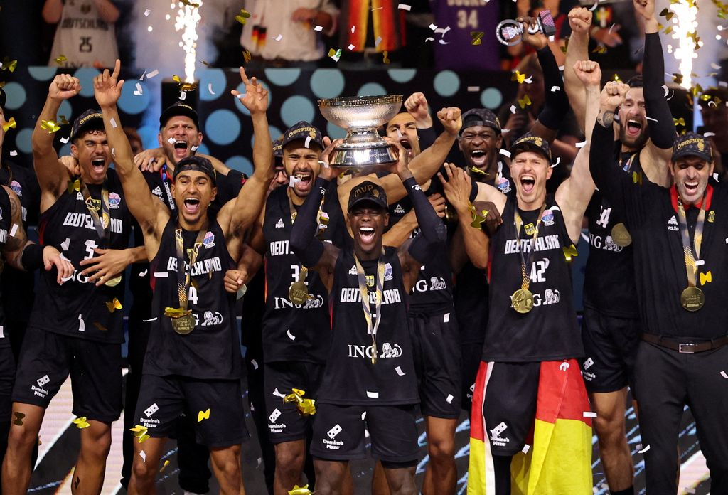 FIBA真神！[点赞]丹尼斯·施罗德的国际赛场履历：*2025年男篮欧锦赛冠军，