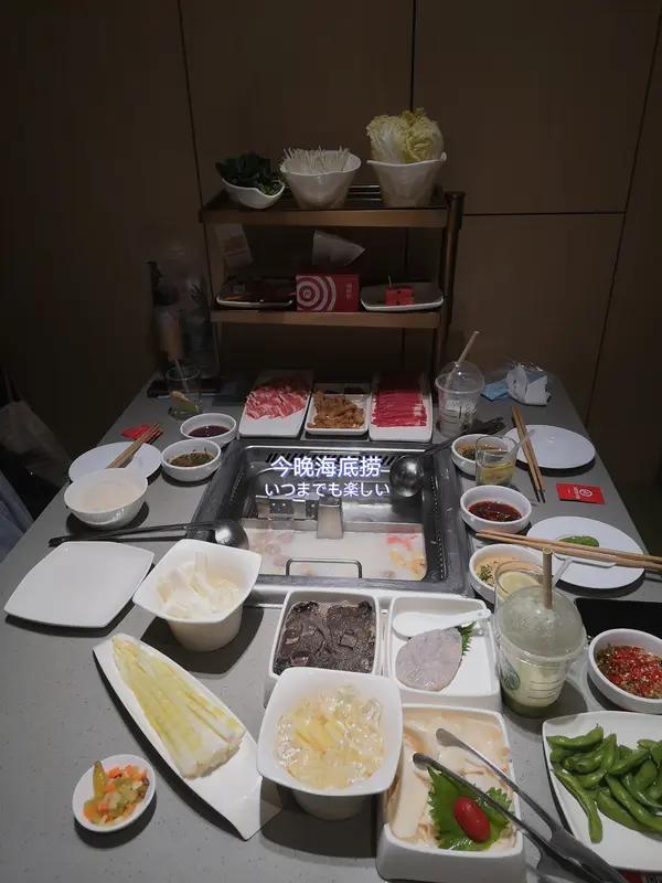 海底捞把火锅搬进电影院，这创意简直绝了！就像第27届上海国际电影节期间虹口区的那