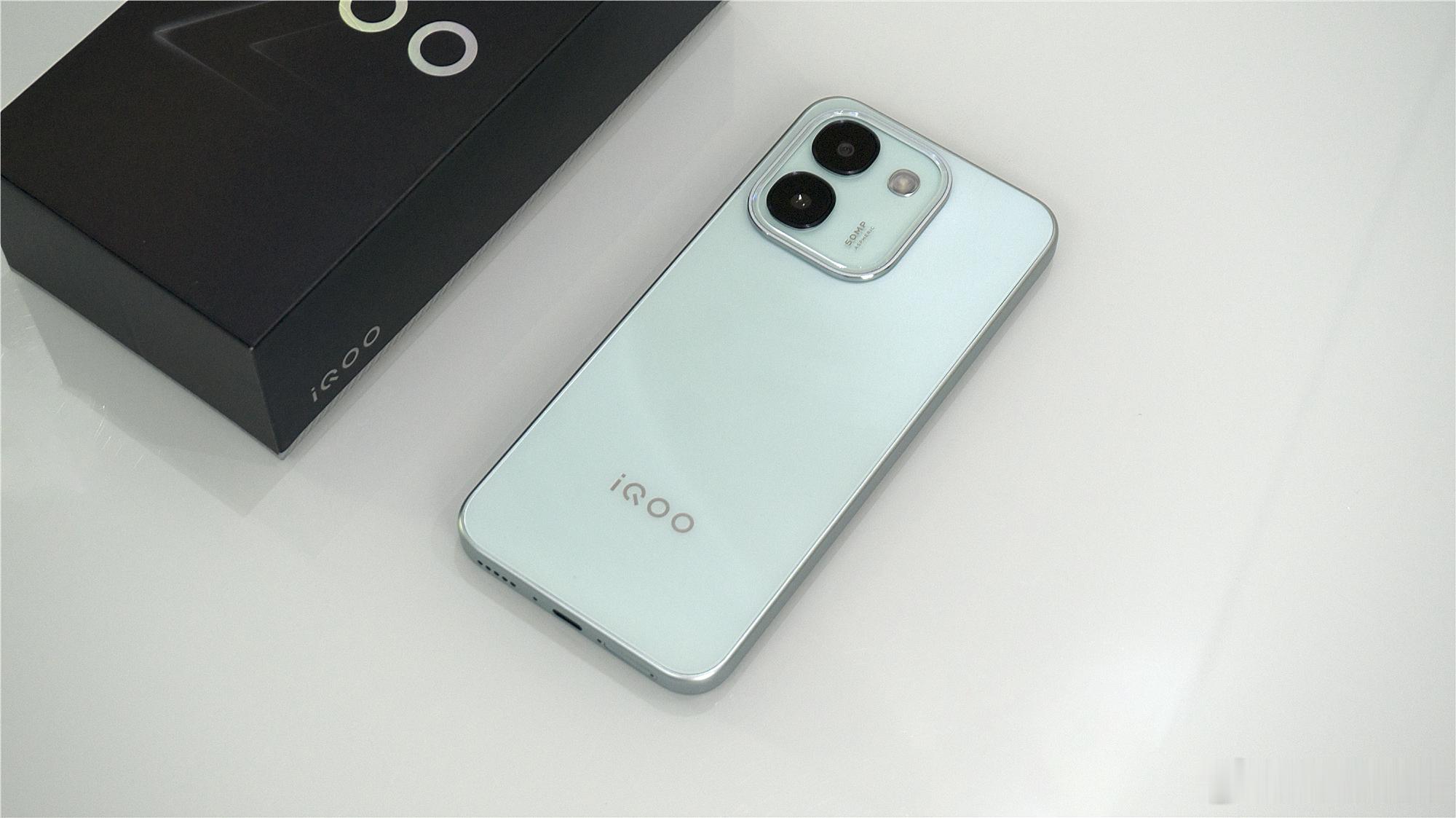 用iQOO Z11S 很长一段时间了这机子上手第一感觉就是很耐看，后盖不容易沾指