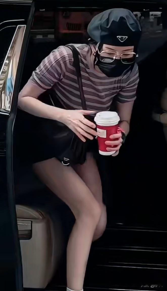 杨幂辣妹穿搭


杨幂辣妹穿搭，杨幂戴眼镜，短袖条纹体恤搭配深蓝色超短裤，再搭配