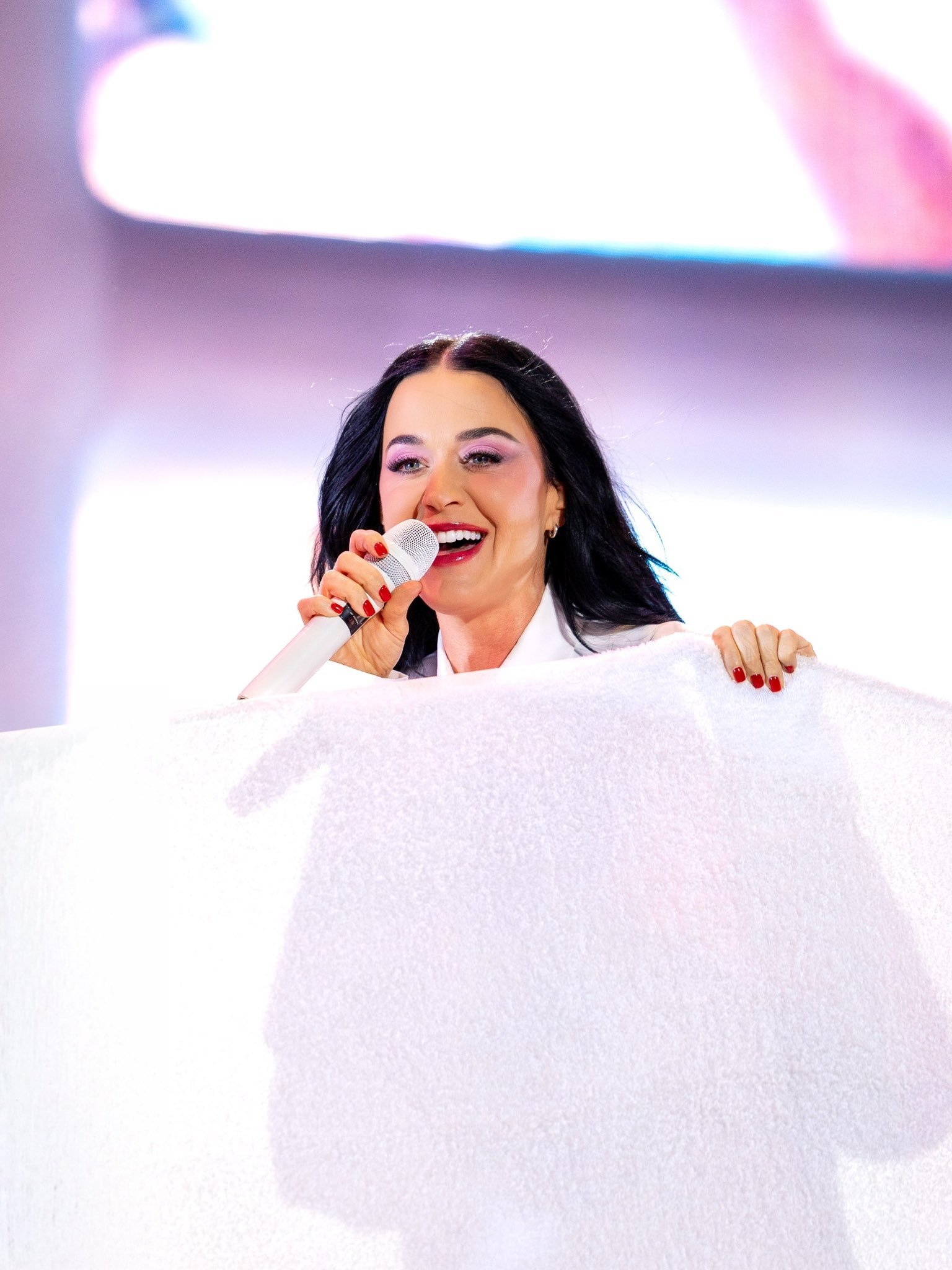 在今晚的音乐节舞台上，Katy Perry开玩笑说，贾斯汀·特鲁多打破了她「观看
