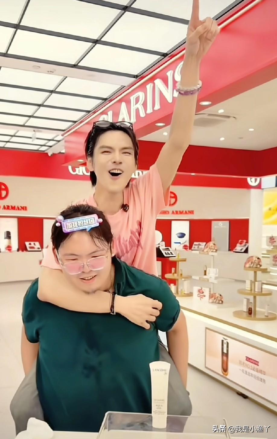 向佑现身向佐的直播间，向佐高兴得直接一个助跑蹦到了弟弟的背上！溢出屏幕的亲切感绝