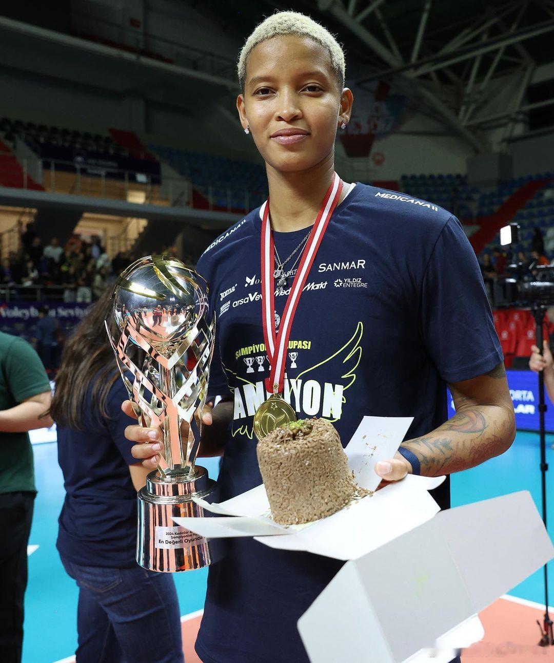 ⚡️ 梅里莎.瓦尔加斯在土耳其已经集齐了三项赛事的MVP：🥇 22/23+23