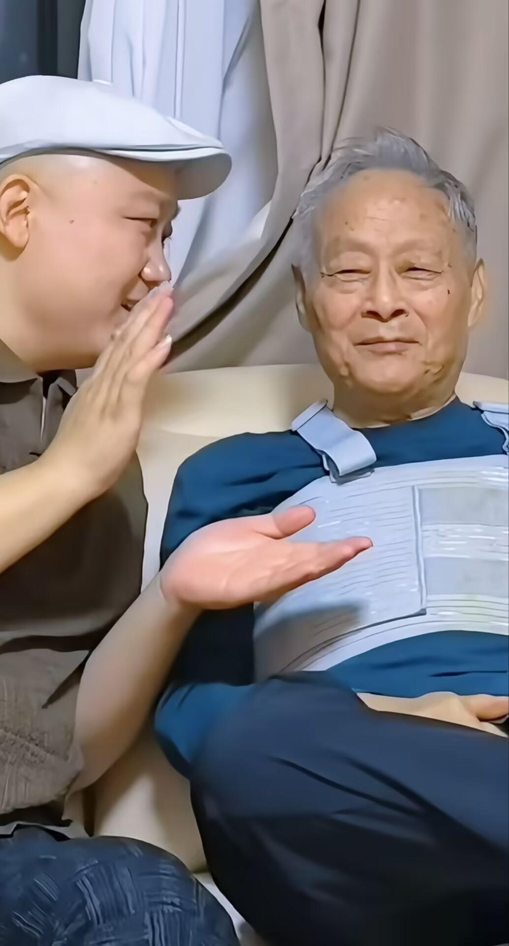 相声演员大新看望师父王谦祥，他现场唱了几段师父早年作品里的戏曲小段，就想考考老人