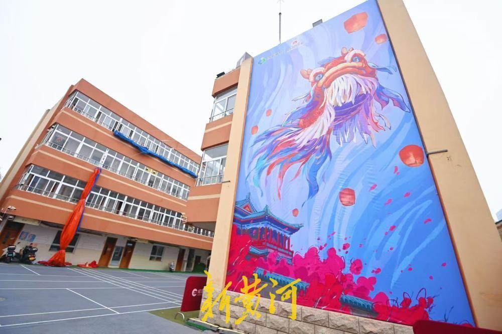 济南飞走的“鳌鱼”亮相上新街？原是仿照原型绘制的巨型画幕！3月5日，济南上新街巨