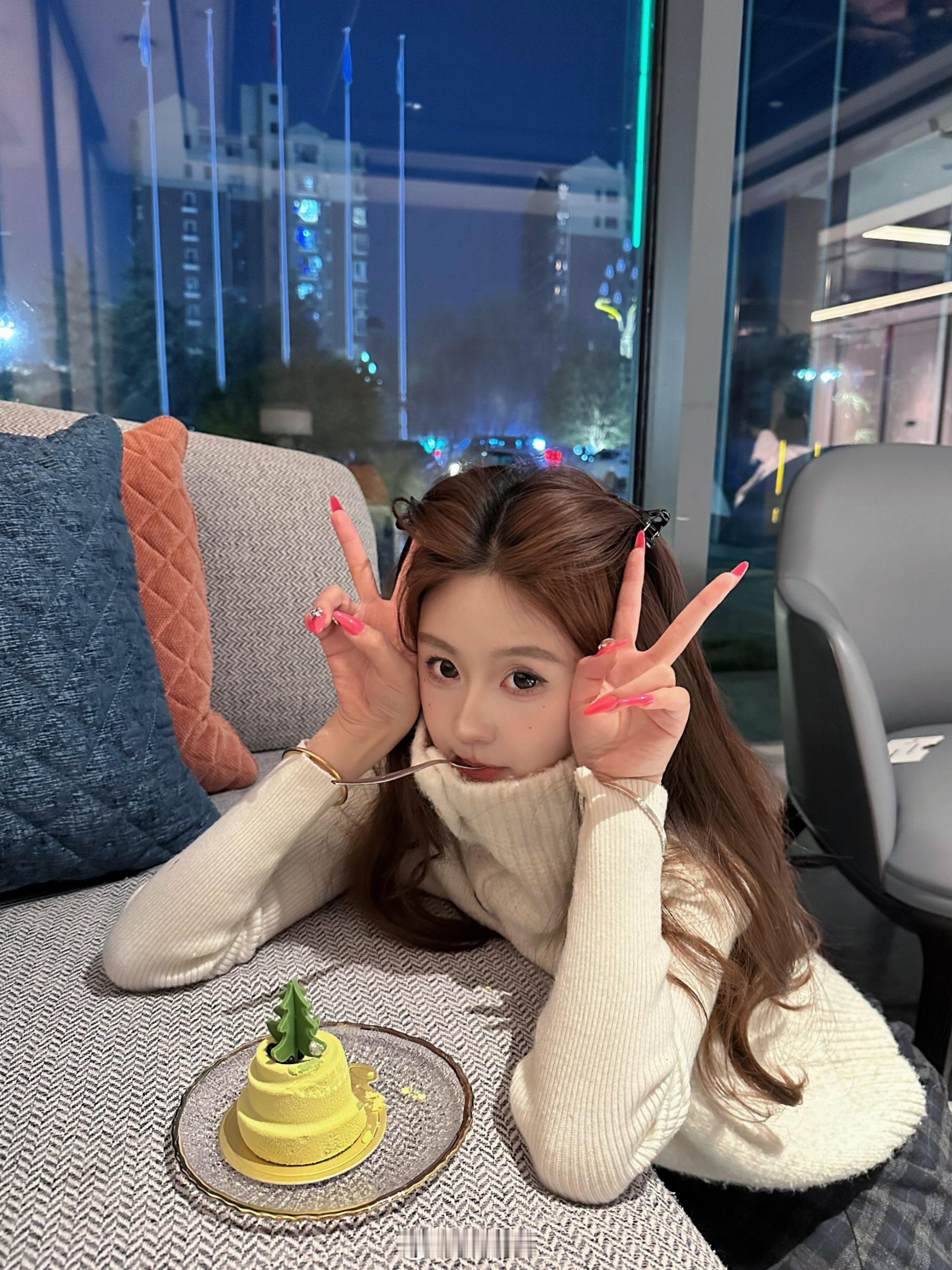 贝贝们这两天吃了圣诞的下午茶做了新美甲 吃了富贵老火锅 特别米味又出发了哦🛫 