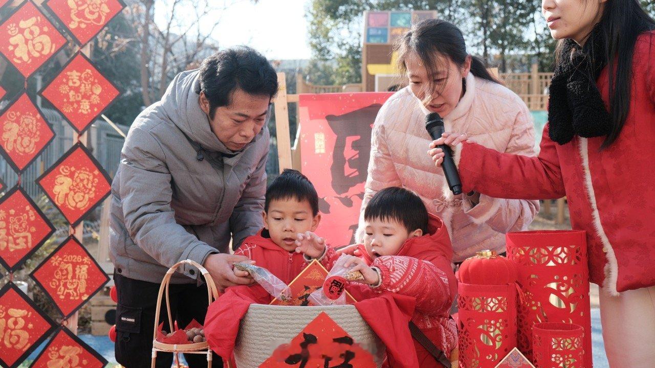 宁波师生捐赠绘本和玩教具收到暖心回赠 近日，宁波江北区湖滨幼儿园的腊八粥藏着跨越