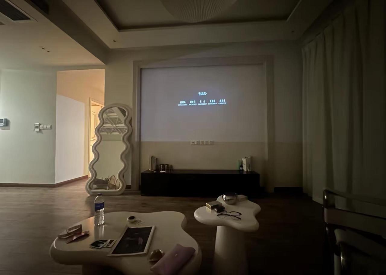 男朋友发的民宿照片 大家可以帮忙看一下吗？男朋友说出去玩，只有他一个人，但是发来