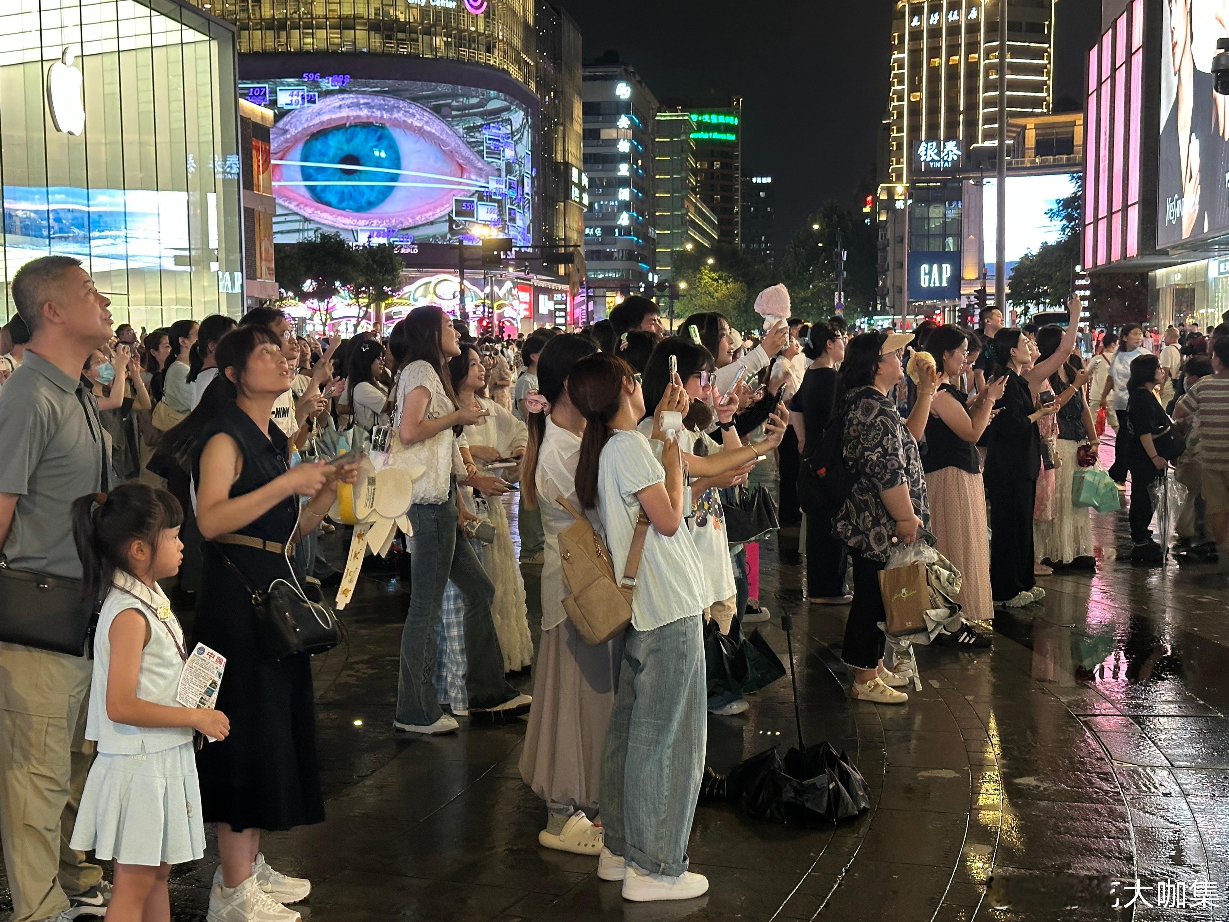 时团点亮西子廊桥 线下现场氛围格外热烈。廊桥亮灯当晚人潮涌动，汇聚了无数前来打卡