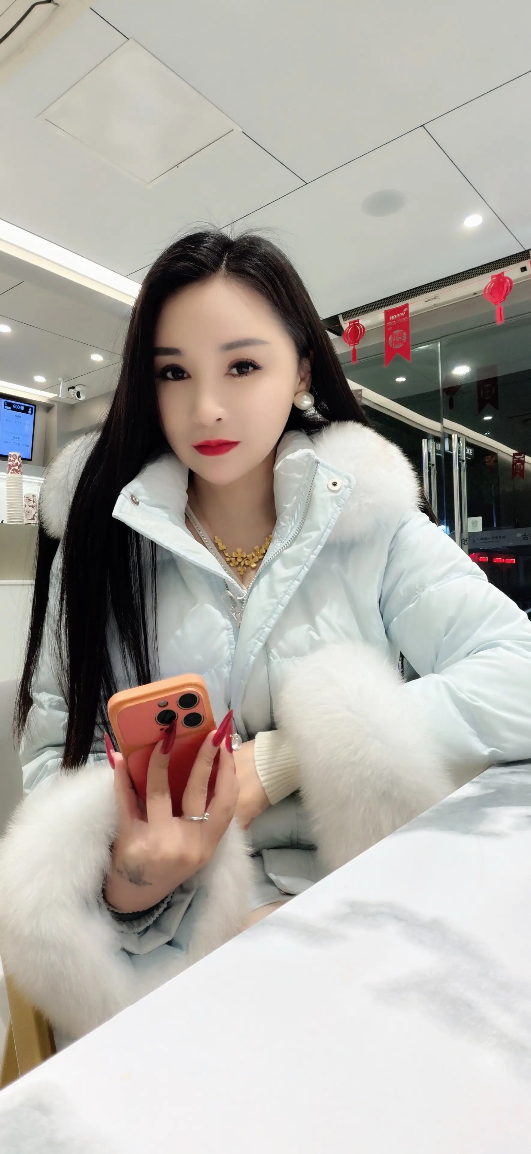 阴暗的心撑不起灿烂的脸。