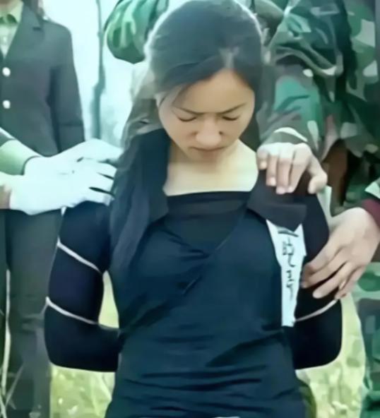 1994年，26岁的牛晓秀被押往刑场，在行刑前，她忍不住地颤抖，随之裤子被尿液浸