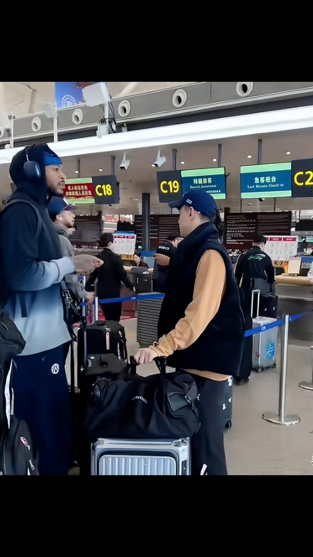 【据辽媒报道，昨天辽宁男篮从沈阳出发前往青岛，备战接下来客场与青岛和山东高速的比