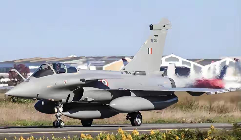 击落一架阵风需要一枚导弹，但复活一架阵风只需要一桶油漆。

这架编号为BS022