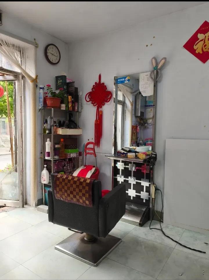 回老家理发真便宜！
昨天带着孩子回老家，老妈看孩子头发长，让我带着他去邻村理发，