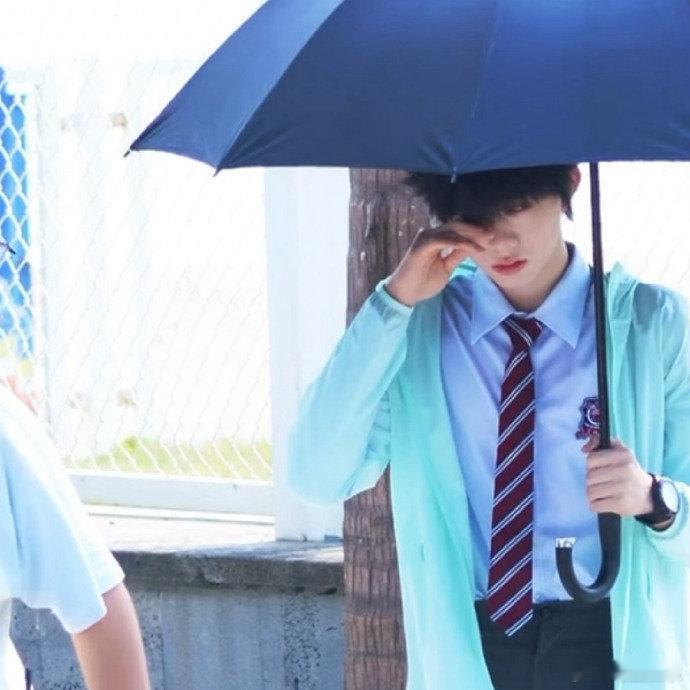 陈奕恒这么萌轻抚刘海陈奕恒蓝衬衫领带薄荷绿外套 陈奕恒这么萌轻抚刘海，咱就说蓝衬