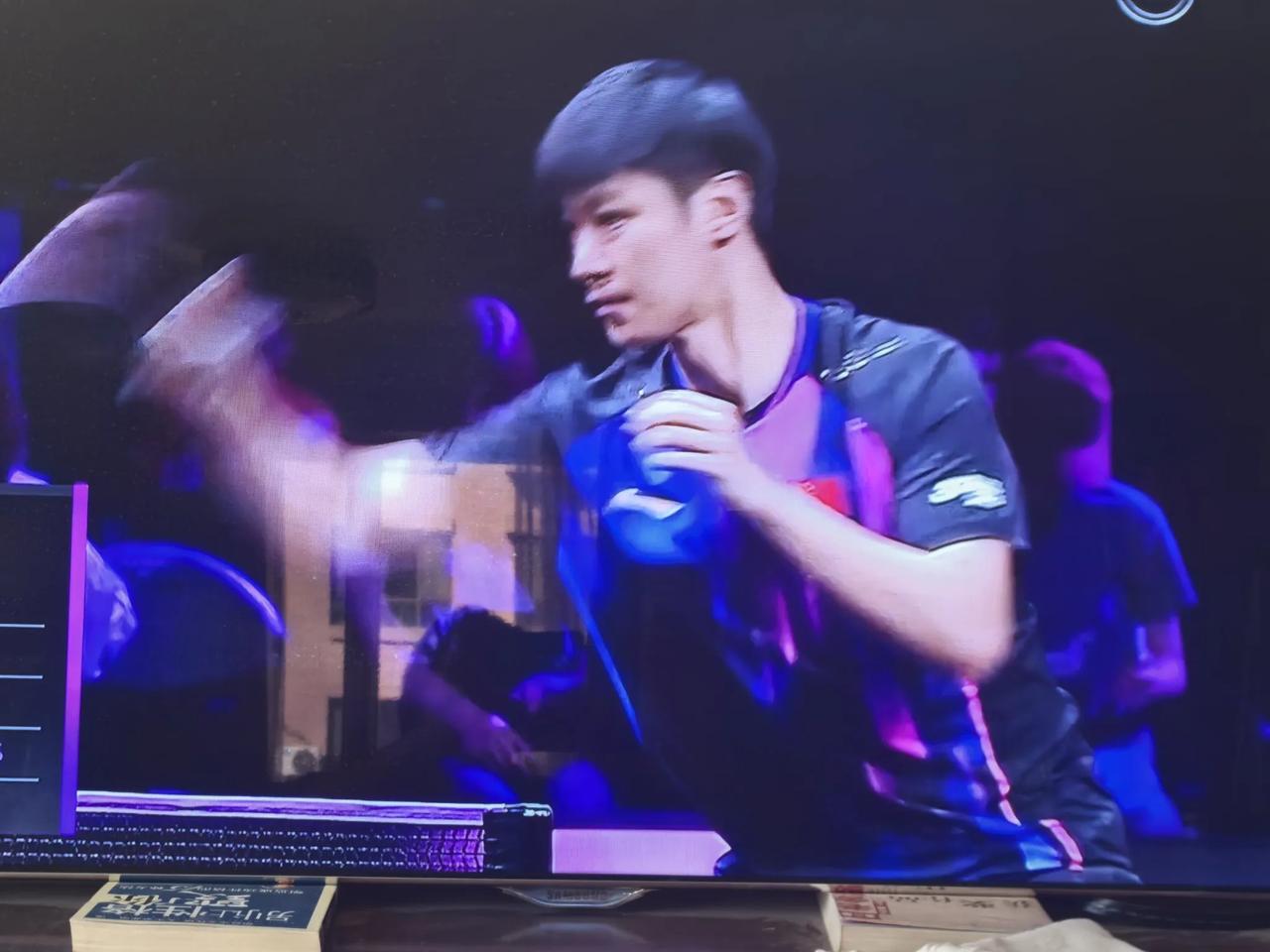 薛飞输卡尔伯格一点也不亏！
    世乒联冠军赛（日本站）第一轮，国乒选手薛飞迎