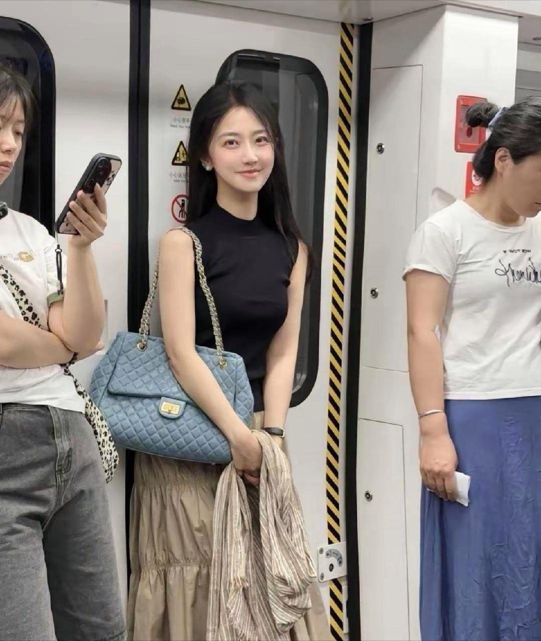 高铁上最美的姑娘，笑起来真的很温柔，很甜美，娶回家也是一个贤妻良母，很会顾家，这