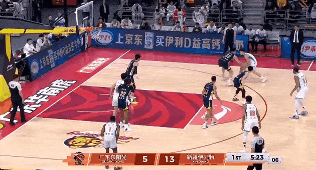 伊力福拉提漂亮的后撤步中投，这个错位打得不错。广东男篮vs新疆男篮