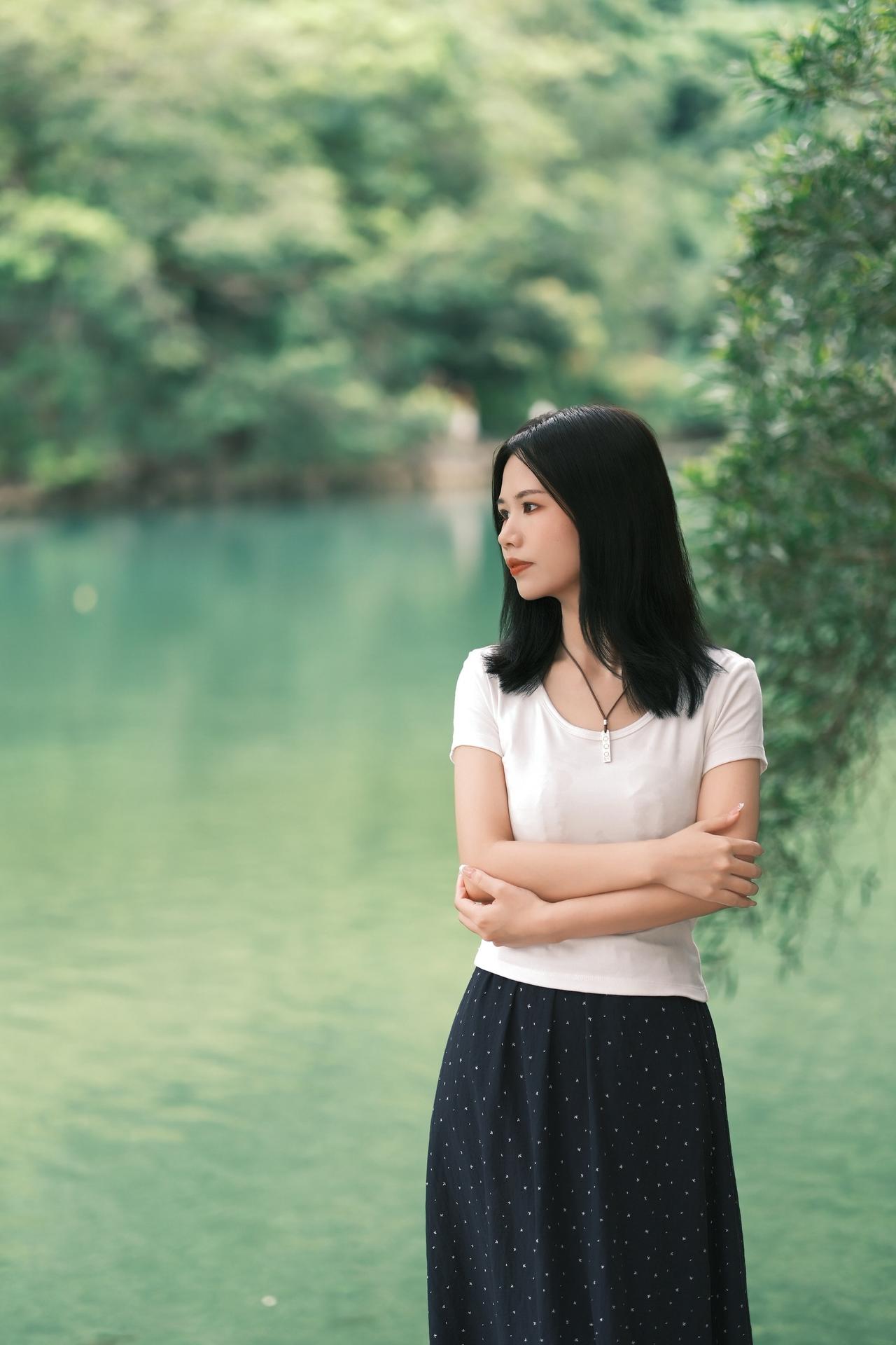 小姐姐在湖水边拍照，眼神里带着忧郁。只想把自己的情绪融入风景里！自然温柔风 湖边