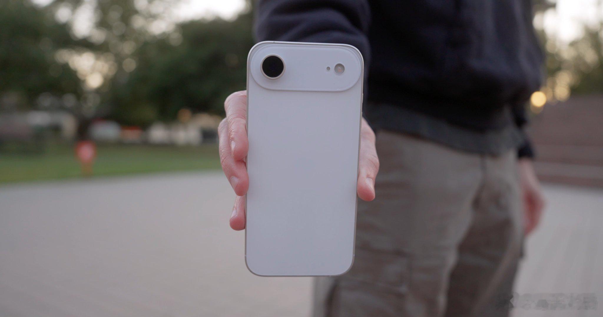 iPhone17全系机模上手iPhone17 Air机模看着是真薄啊[哆啦A梦吃