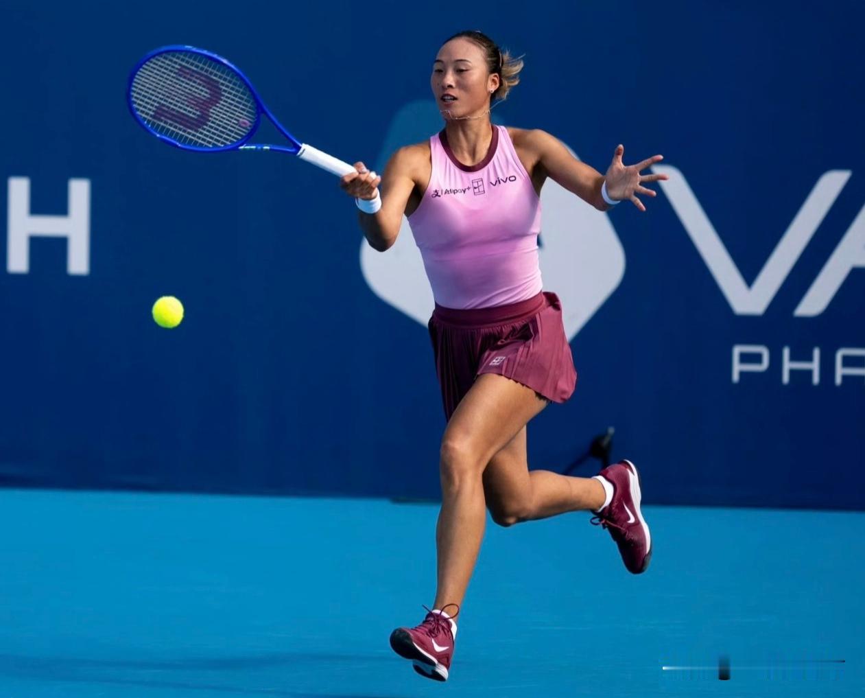 WTA250雅典网球公开赛女单1/4决赛，郑钦文以6-4、6-战胜新人米西奇，本