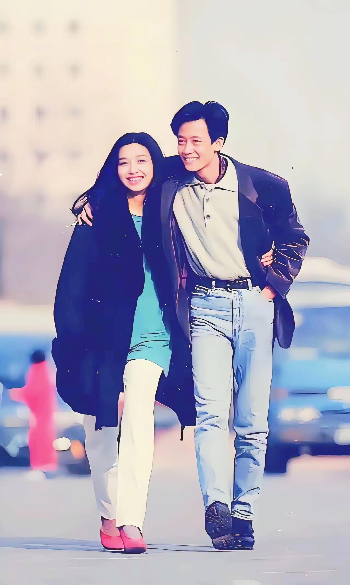 王志文年轻的时候痞帅还没流行，这照片扔到现在，含金量也很高。