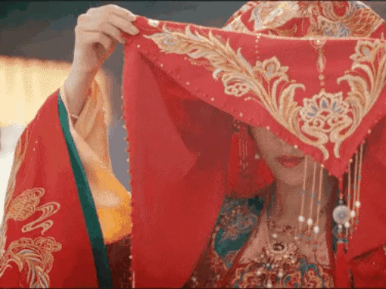 现在的影视剧再也没有“一眼万年”，
小时候还是吃的太好了。
杨吉儿掀帘：声音好听