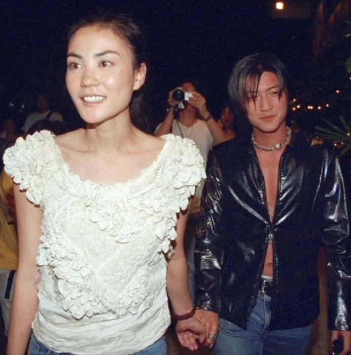 谢霆锋之所以离不开王菲，原因其实很纯粹。除了王菲长得好看、性格顺从之外，最关键的