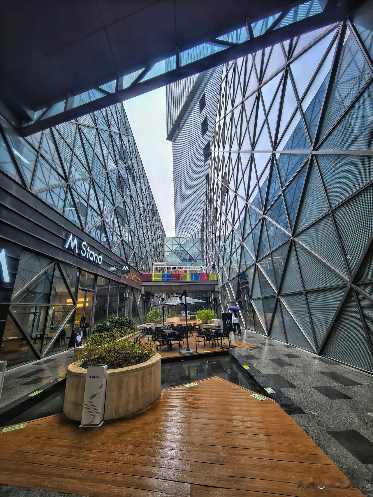 跟大姨子、小姨子夫妇一起去嘉定，给老丈人和丈母娘扫墓。忙完正事，我就掏出手机开始