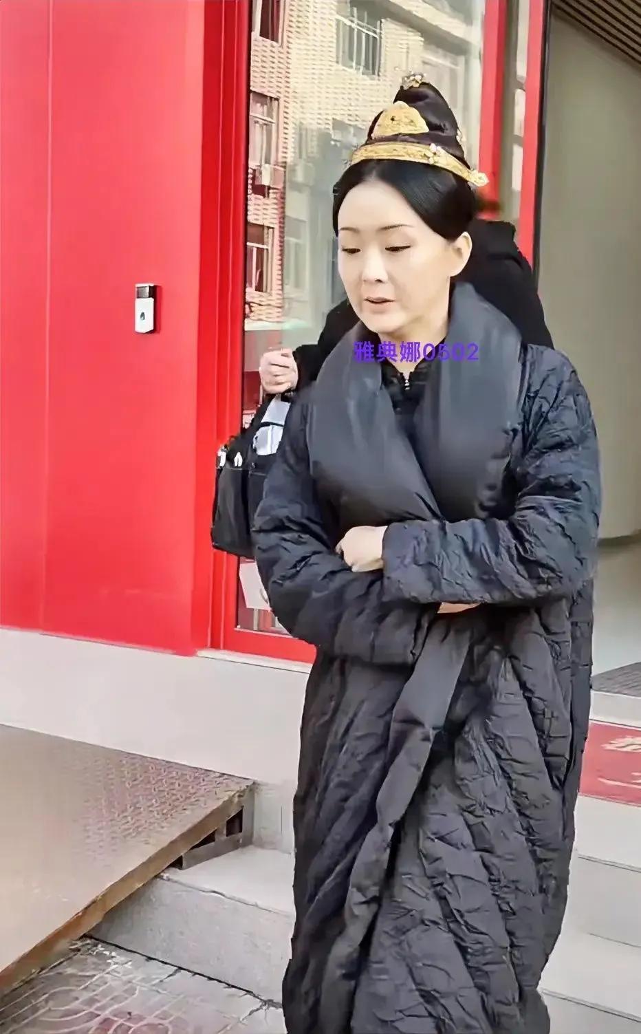 天呐！这还是那个人见人爱的晴格格吗？这还不到50岁怎么状态如此憔悴！眼神迷离，看