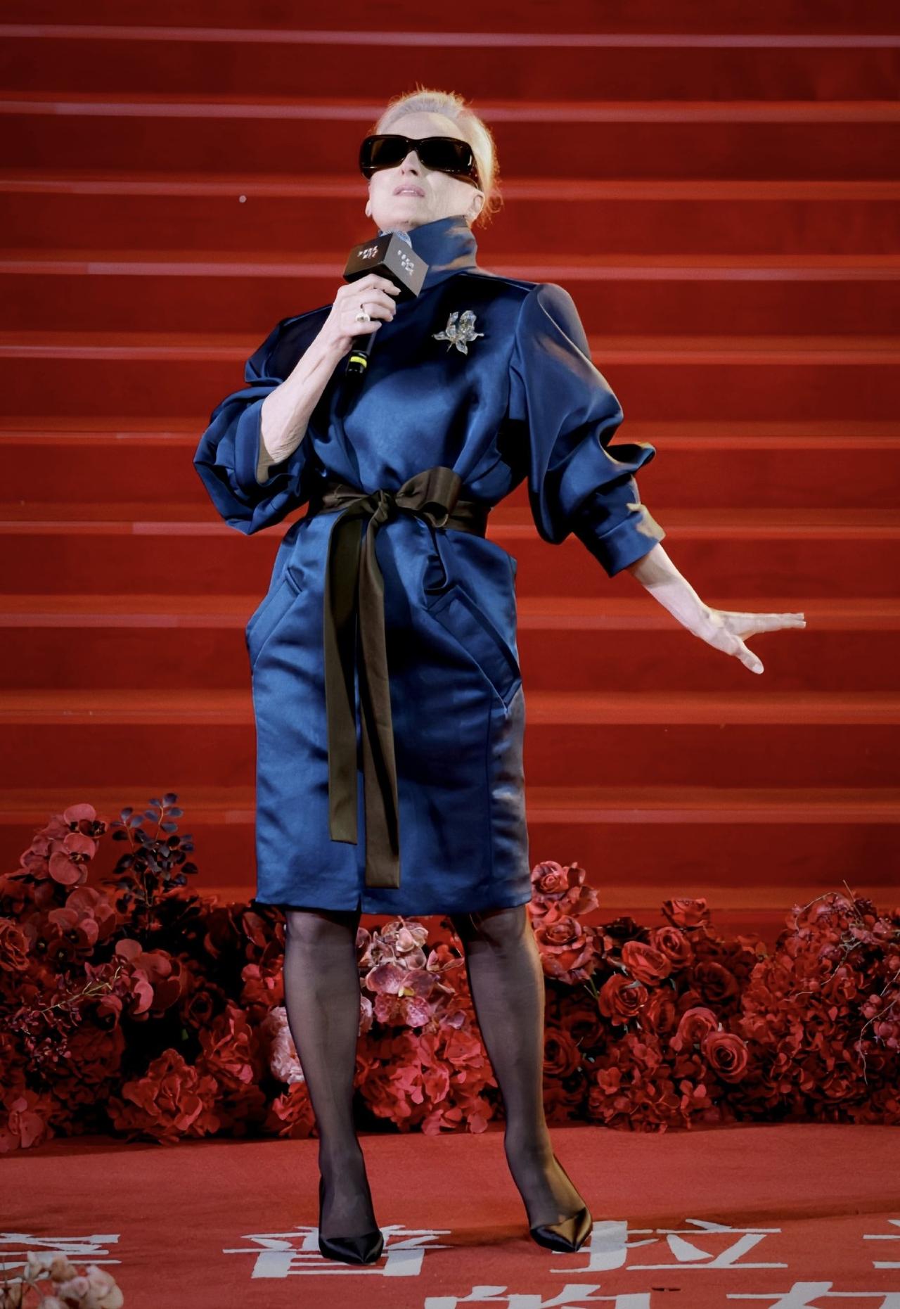 安妮·海瑟薇和梅丽尔·斯特里普在中国上海举行的《穿普拉达的魔鬼2》宣传活动中。❤