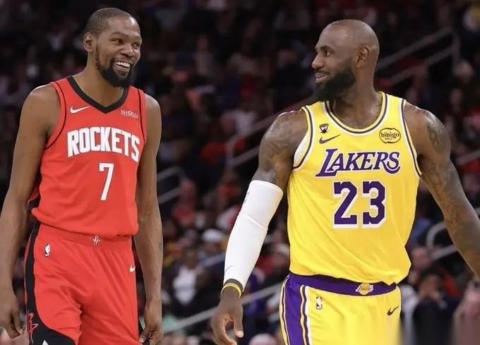 火箭官方确认杜兰特由于右膝盖受伤缺席季后赛G1，火箭队记Bradeaux更新社媒