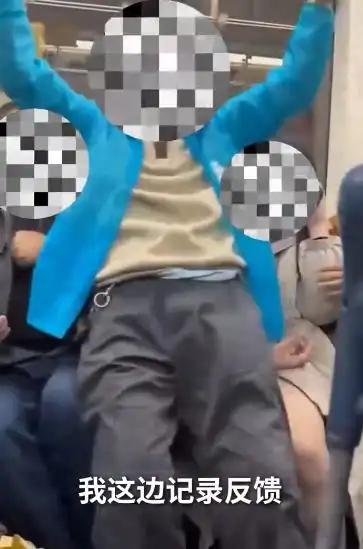 上海地铁内，一名老人竟强行坐在女乘客腿上，引发轩然大波。这是怎么一回事？
近日，