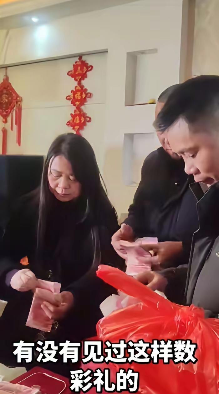 这是婚礼现场吗，还是现金交易现场？
一对新人结婚当天，娘家人竟然当着宾客的面，一
