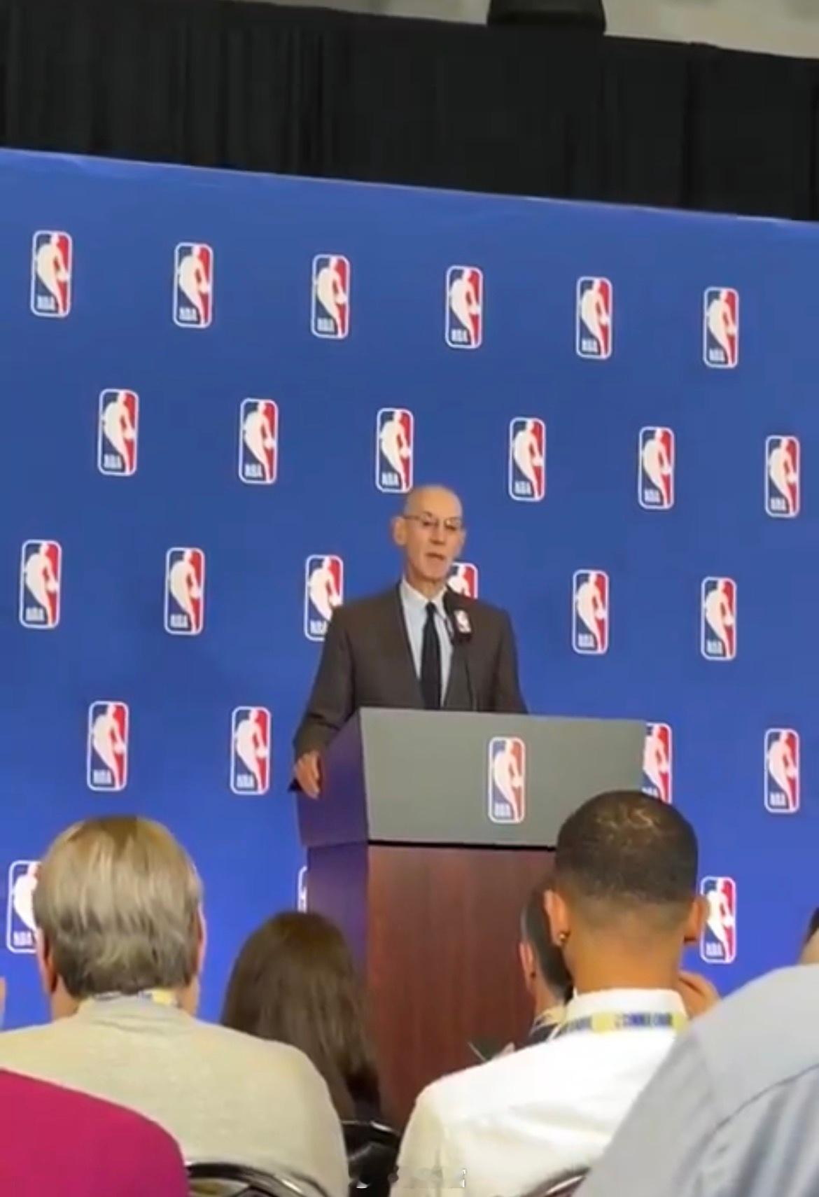 萧华在NBA董事会的发布会上透露，联盟没有叫停莱纳德交易，是交易双方自发决定暂时
