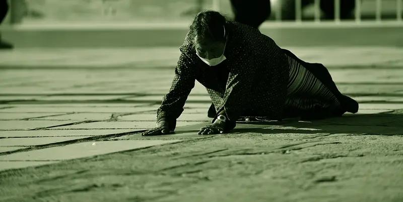 可以说人可以帮，但是一定要记得录像保留证据。不然，到时候恐怕有嘴也说不清。