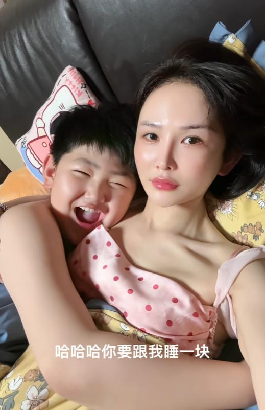 谁家十来岁半大小子睡觉还得摸着妈妈胸口才肯闭眼，孩子爸急得团团转。当初他好心搬去