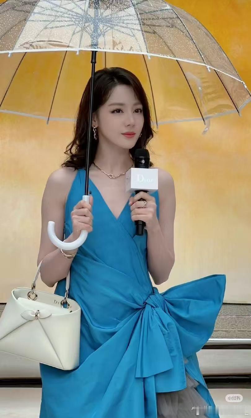 迪丽热巴蓝裙造型亮相南京救命，热巴这身蓝裙生图也太顶了，皮肤白到发光，生图直出完