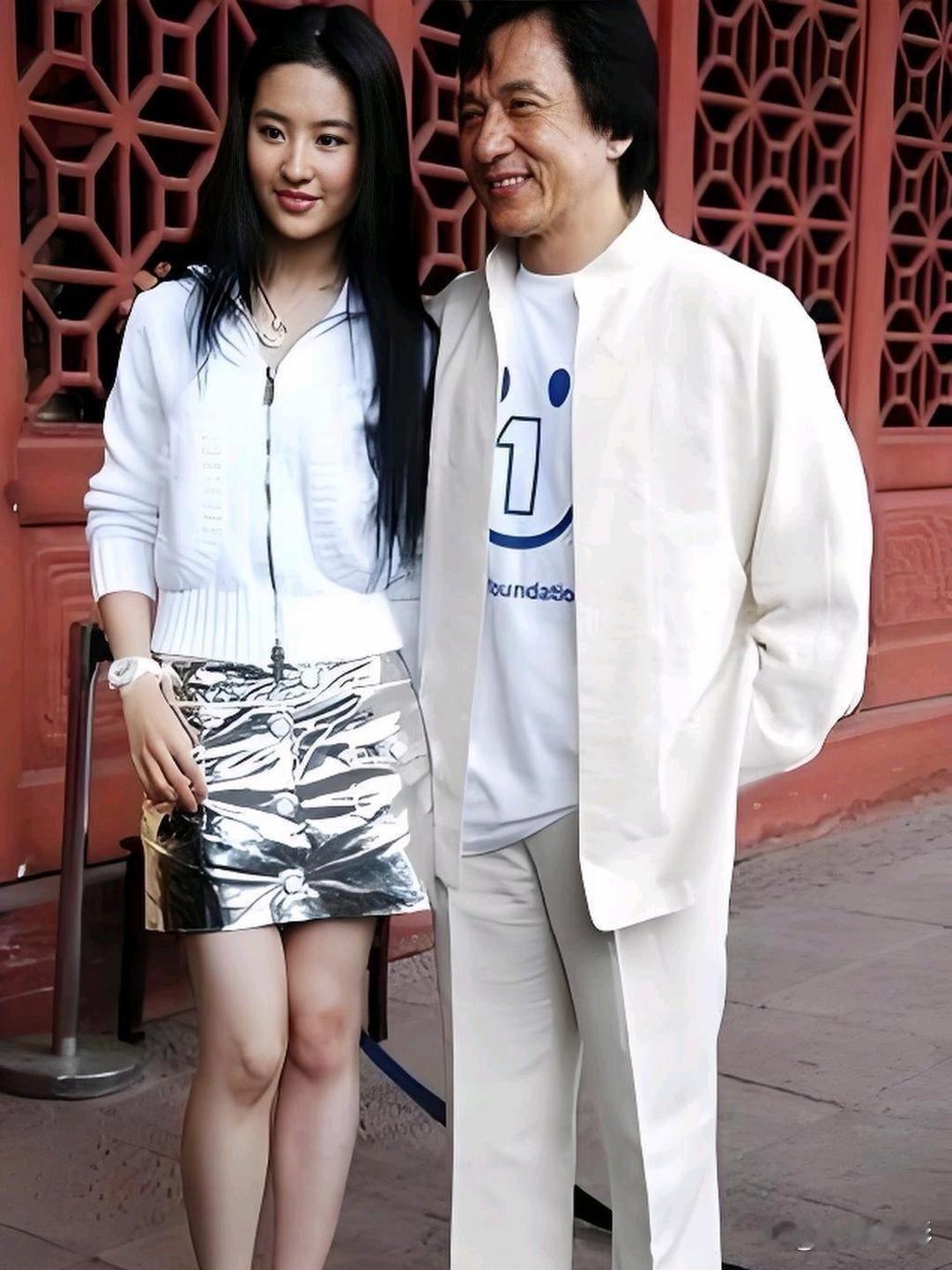 刘亦菲与成龙同框亮相，身姿清雅十分亮眼，成龙依旧笑容亲切，风采不减。 