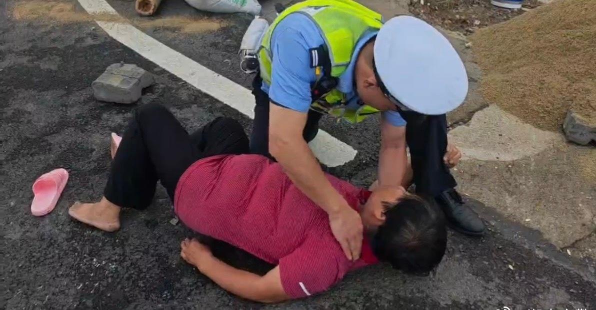 【6旬老人晕倒 湘潭交警紧急处置】平安假期交警湘守 6月21日上午7时40分许，