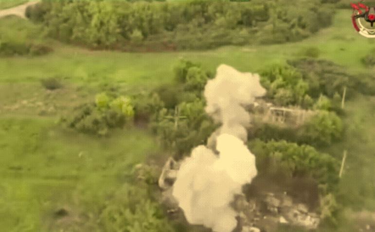 一名俄军敢死队员，扛着炸药包就冲向乌军工事，拉开炸药包引线就丢向乌军工事出口！刚