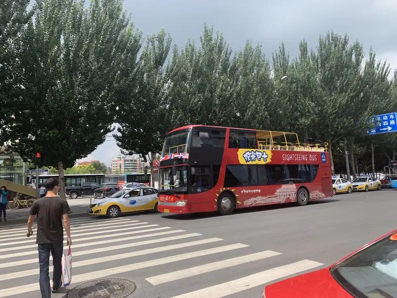 哈尔滨一辆双层巴士被高架桥横梁“削顶” ，当地回应：8人轻伤送医，司机被带走调查