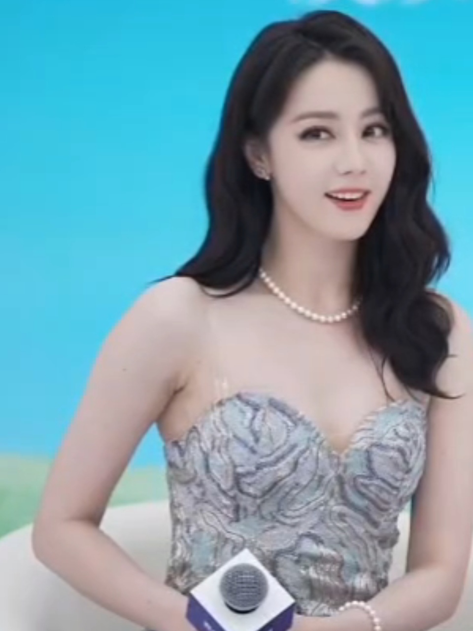爱丽丝们提前给热巴过生日了没有排练过也唱得很齐的生日歌完全把热巴感动到了🥹🥹