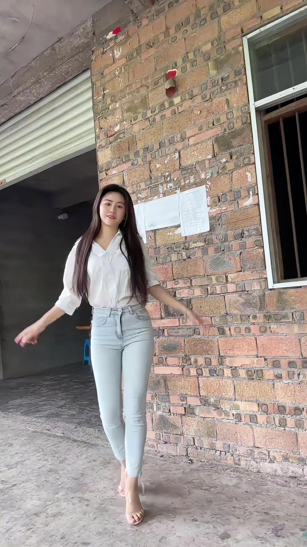 这姑娘，住这屋，只能是自家拿来住。
若是夫家盖的屋，姑娘早就觅他户。