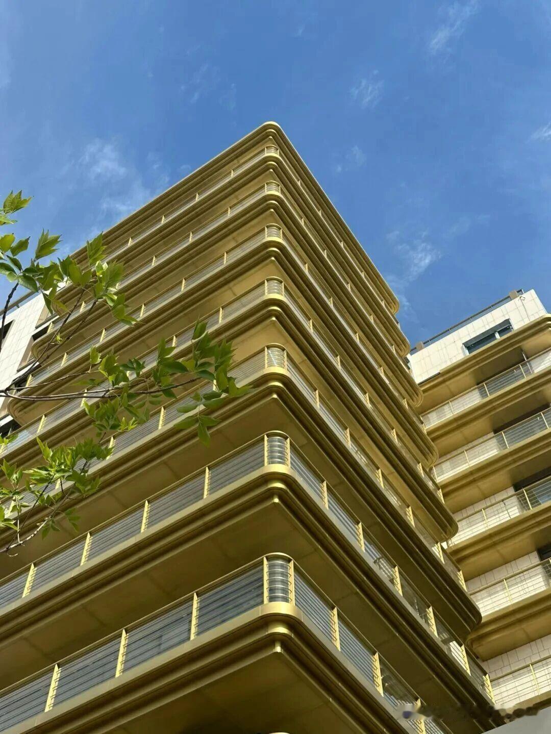 青岛黄金海岸Fendi Casa项目，崂山香港东路附近，靠近石老人海水浴场。
