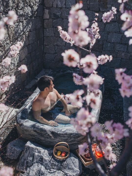 被问爆的蓟州民宿！杏花雨下泡神仙私汤