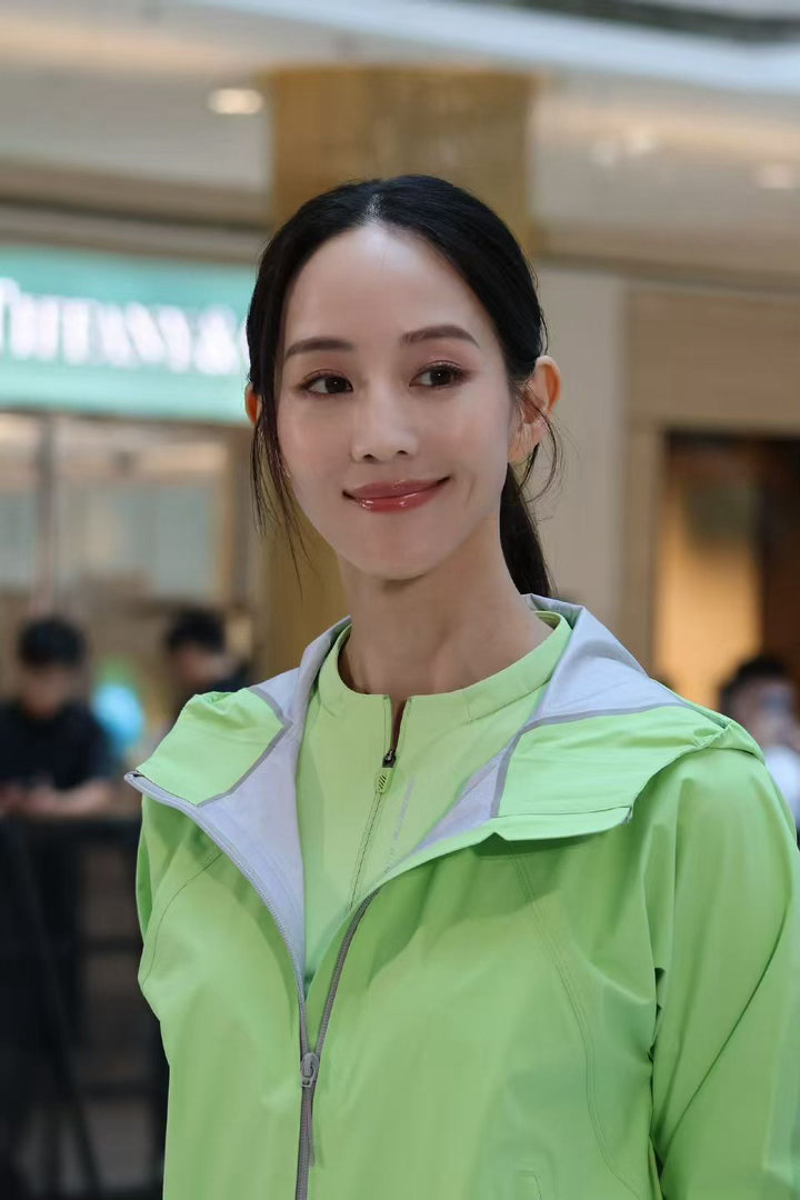 张钧甯高马尾清爽感张钧甯花期怎么这么长 她的长相其实经得起任何贴头皮发型。高马尾