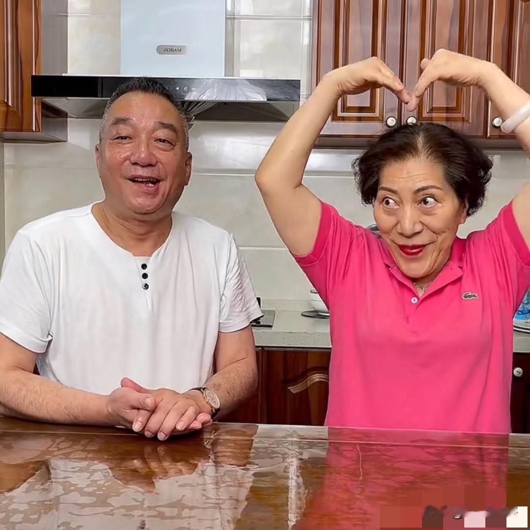 看过乔任梁父母的直播，
还是很心酸的，因为直到现在也有人去网爆他们，这让我想到于