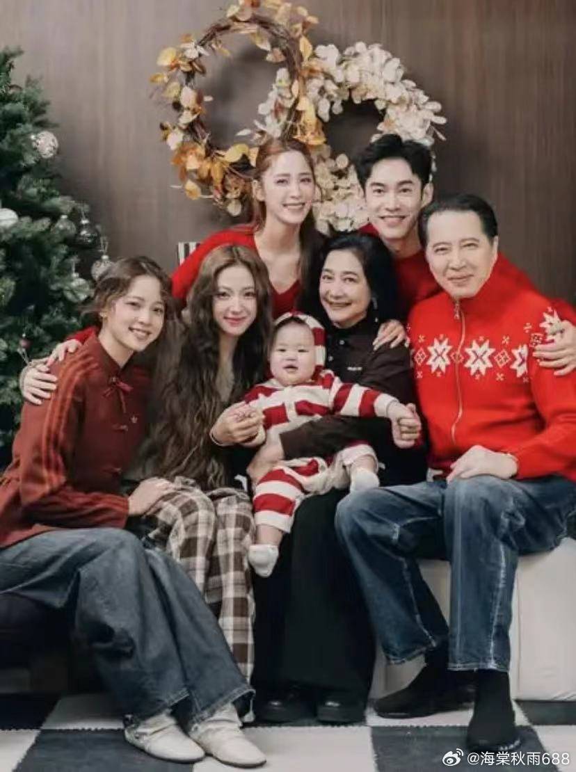 欧阳娜娜晒全家福，三代同堂，团宠是白白胖胖的外甥睦睦------欧阳娜娜在社交账